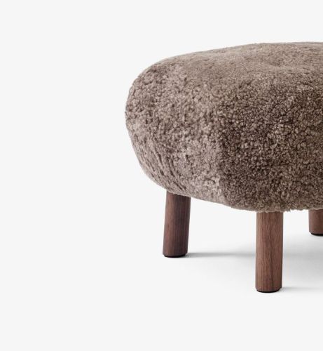 &Tradition Little Petra ATD1 Pouf H: 37 cm - Geöltes Walnussholz/Schafsfell Sahara
