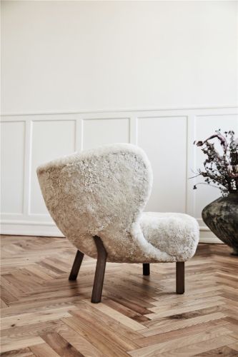 &Tradition Little Petra VB1 Loungechair & ATD1 Pouf – Geöltes Walnussholz/Schaffell Moonlight
