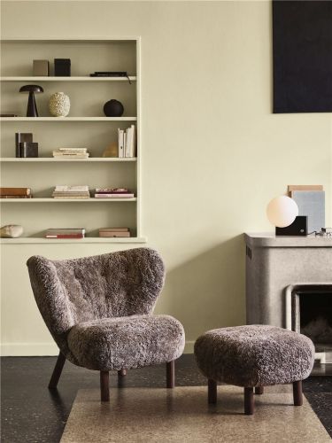 &Tradition Little Petra VB1 Loungesessel & ATD1 Pouf – Geölte Eiche/Schafsfell Sahara

