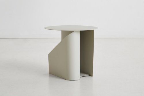Holz-Beistelltisch in der Mitte, H: 36 cm – warmes Grau