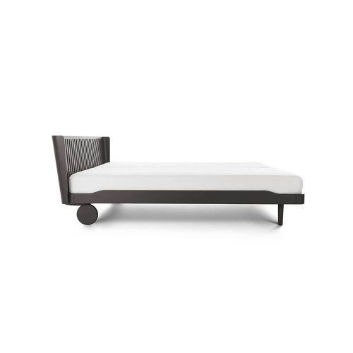 Auping Noa Bettgestell inkl. Gefrästes Kopfteil und hohe Räder 180x200 cm – Schokoladenbraun