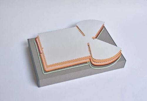 FLOS Chiara T Tischleuchte H: 41 cm - Aluminium/Anthrazitkante