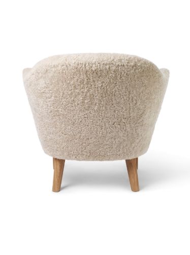 Audo Copenhagen Ingeborg Loungesessel SH: 40 cm – Schaffell Moonlight/Eg