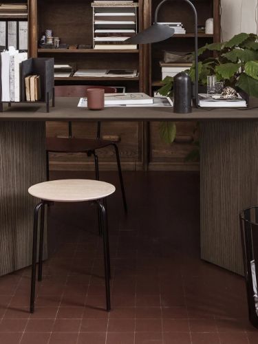 Ferm Living Herman Hocker Taburet SH: 45 cm – pulverbeschichteter Stahl / natürliches Eichenfurnier
