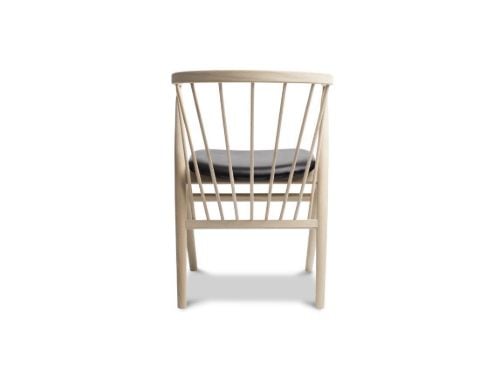 Sibast Furniture No 8 Dining SH: 45 cm – Soap Oak/Schwarzes Leder
