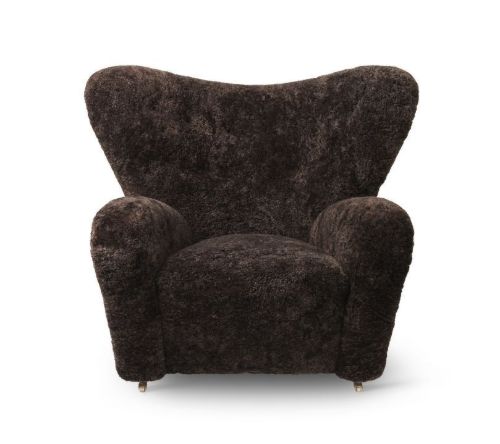Audo Copenhagen The Tired Man Sessel SH: 38 cm – Lammfell Espresso/Natureiche