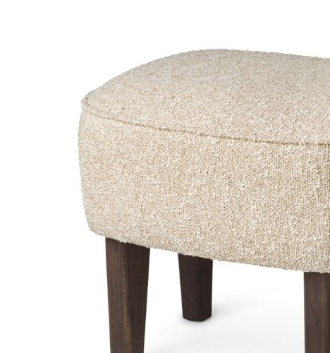Audo Copenhagen Ingeborg Signature Fußhocker H: 38 cm – Sacho Zero Boucle 001/Räuchereiche
