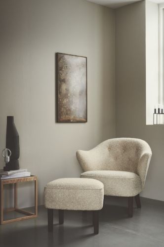 Audo Copenhagen Ingeborg Fußhocker H: 38 cm – Schaffell Mondlicht/Eiche