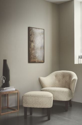 Audo Copenhagen Ingeborg Fußhocker H: 38 cm – Schaffell Moonlight/Räuchereiche
