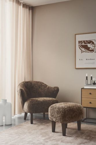 Audo Copenhagen Ingeborg Fußhocker H: 38 cm – Schaffell Sahara/Eiche