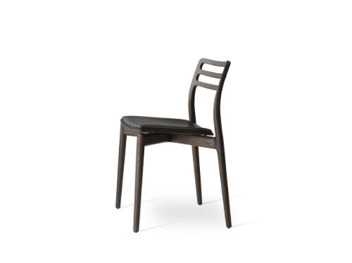 Vipp 481 Cabin Chair SH: 45,5 cm - Dark Oak w/ Black Leather