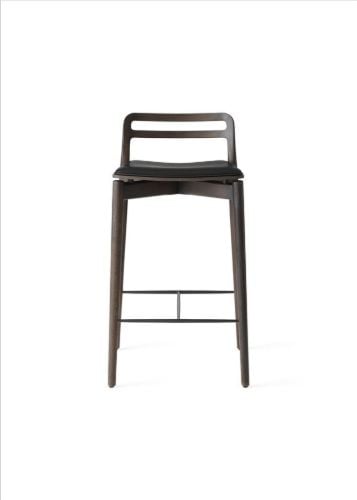 Vipp 484 Cabin Counterhocker SH: 67 cm – Dunkle Eiche/Schwarzes Leder