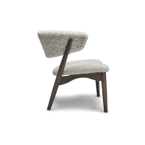 Sibast Furniture No 7 Lounge Chair Vollgepolstert SH: 35 cm – Eiche dunkel geölt / Kurzes Schaffell