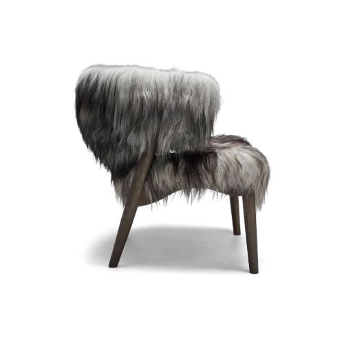 Sibast Furniture No 7 Lounge Chair Vollgepolstert SH: 35 cm – Eiche dunkel geölt / langes Schaffell