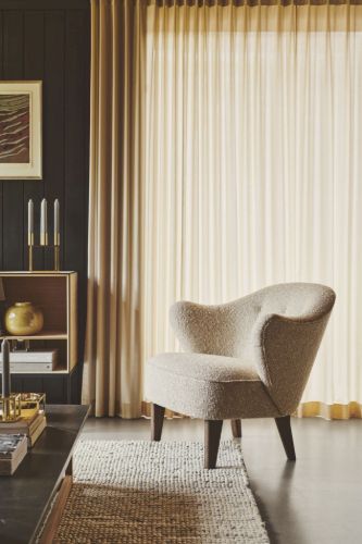 Audo Copenhagen Ingeborg Loungesessel mit Fußhocker SH: 40 cm – Schaffell Moonlight/Räuchereiche