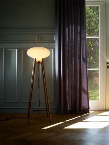 FDB Møbler U5 Hiti Stehleuchte mit schwarzem Kabel H: 124 cm – Schwarz lackierte Eiche/Opalglas