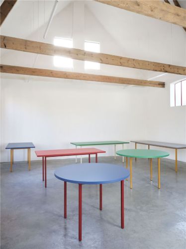 HAY Zweifarbiger Tisch Ø: 105 cm – Ockerpulver/Blau