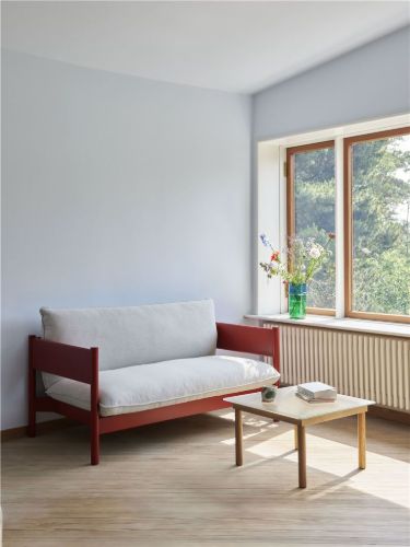 HAY Kofi Tisch 60x60 cm – Massives Walnussholz / Klares, gerötetes Glas