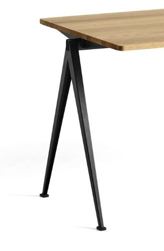 HAY Pyramide Tisch 01 140x75 cm – Schwarz pulverbeschichteter Stahl/klar lackierte Eiche