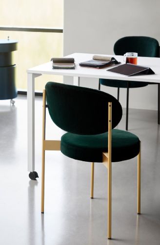 Verpan Serie 430 Stuhl SH: 47 cm - Harald 982 Grün/Messing