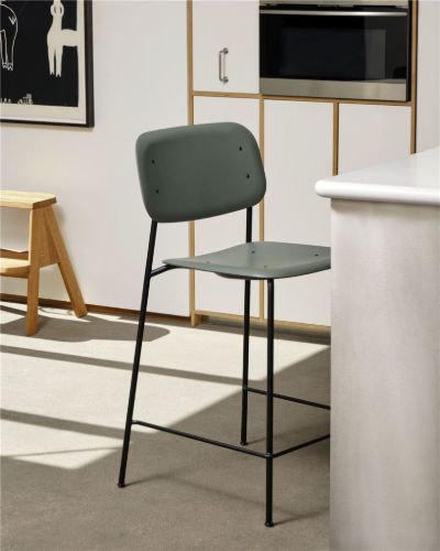 HAY Soft Edge 10 Barhocker niedrig SH: 65 cm – Dusty Green/Schwarz pulverbeschichteter Stahl