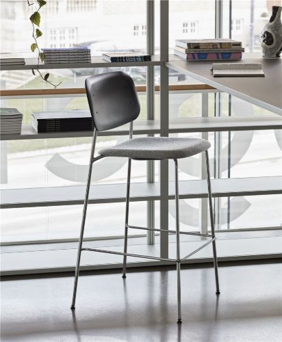 HAY Soft Edge P10 Barhocker hoch m. Sitzpolsterung SH: 75 cm – Hallingdal 166/Schwarz/verchromter Stahl