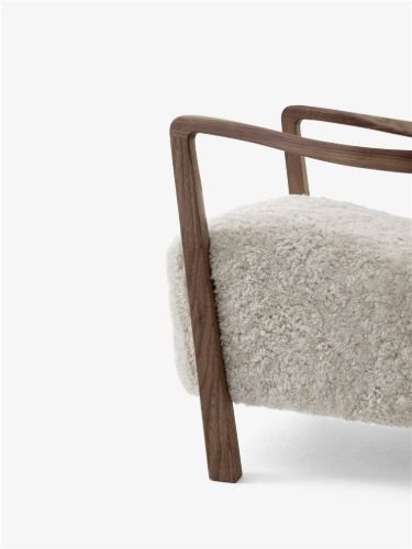 &Tradition Wulff ATD2 Lounge Chair SH: 41 cm – Schaffell Mondlicht/geölte Eiche