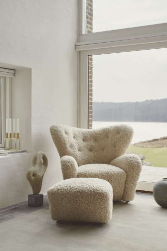 Audo Copenhagen The Tired Man Fußhocker H: 36 cm – Lammfell Mondlicht/Natureiche