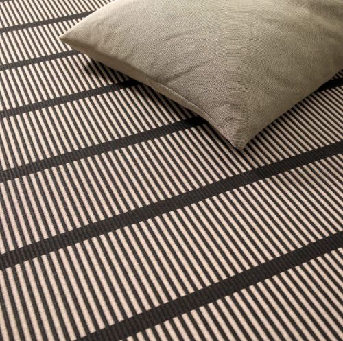Woodnotes Schnittstreifen-Teppich mit genähten Kanten, 170 x 240 cm – Schwarz/Natur