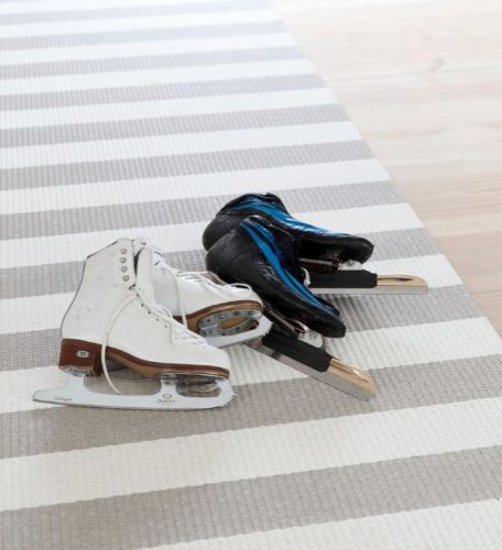 Woodnotes Big Stripe Teppich mit genähten Kanten 80 x 200 cm – Stein/Weiß