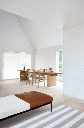 Woodnotes Big Stripe Teppich mit genähten Kanten 140 x 200 cm – Stein/Weiß