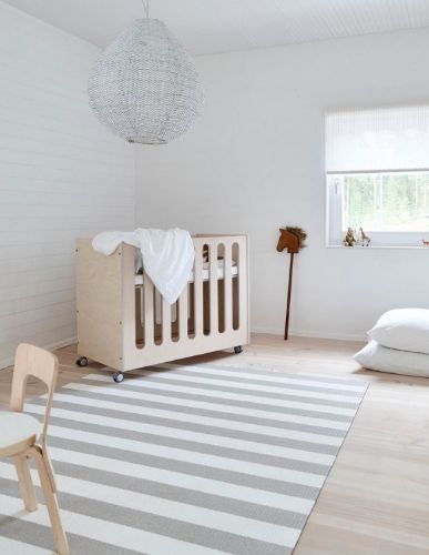 Woodnotes Big Stripe Teppich mit genähten Kanten 170 x 240 cm – Stein/Weiß