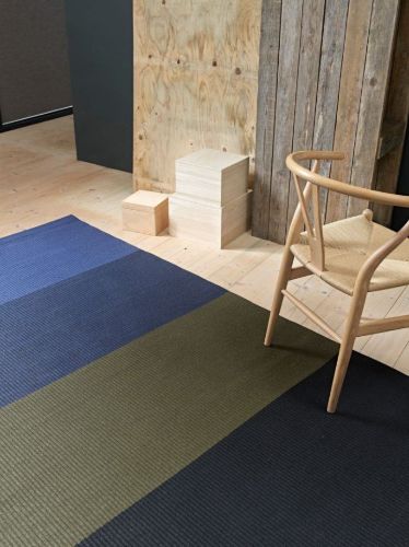 Woodnotes Fourways Teppich mit genähten Kanten 170 x 240 cm – Onyx/Schwarz