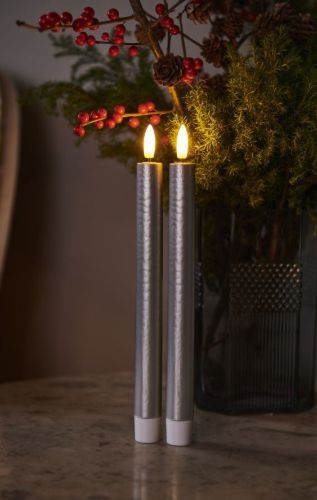 Sirius Sille Hohe batteriebetriebene Kerze H: 25 cm – Silber