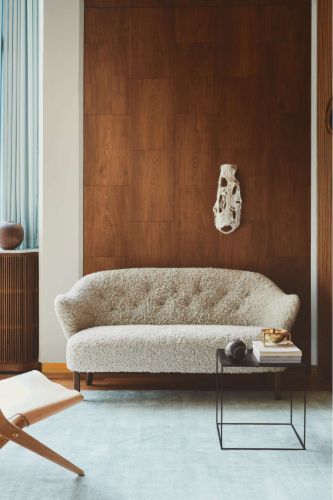 Audo Copenhagen Ingeborg 2,5 Pers. Sofa L: 160 cm – Schaffell Sahara/Räuchereiche