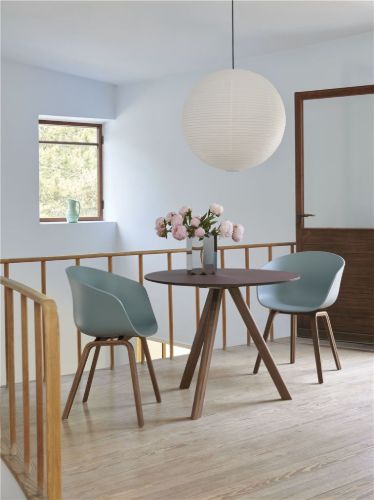 HAY CPH 20 Runder Tisch Ø: 90 cm – Lackiertes massives Walnussholz/Burgunderrotes Linoleum
