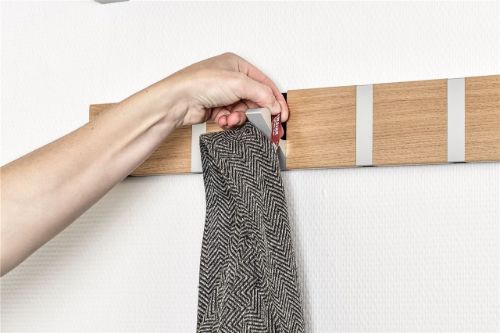 KNAX horizontaler 8 Garderobenständer L: 79,2 cm – Schwarz gebeizte Eiche/Messing
