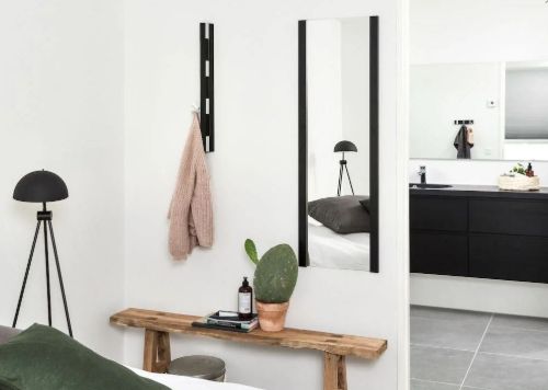 KNAX Vertikale 4-Haken-Reihe H: 65,5 cm – Schwarz gebeizte Eiche/Graue Haken