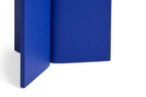 HAY Schlitztisch Holz hoch H: 47 cm – Vivid Blue