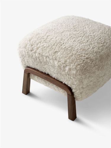 &Tradition Wulff Pouf ATD3 SH: 39 cm – Schaffell Mondlicht/Walnuss