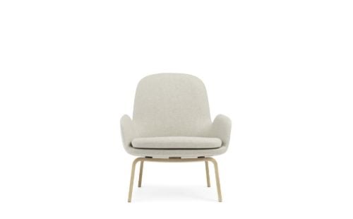 Normann Copenhagen Era Lounge Chair Low Oak SH: 40 cm - Main Line Flax / MLF20 Upminster Sand
