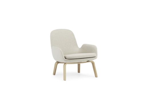 Normann Copenhagen Era Lounge Chair Low Oak SH: 40 cm – Main Line Flax / MLF20 Upminster Sand