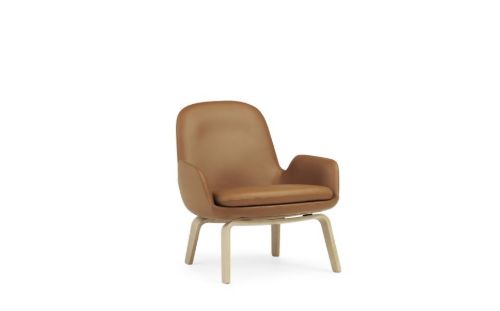 Normann Copenhagen Era Lounge Chair Low Oak SH: 40 cm – Ultra Leather / Brandy 41574