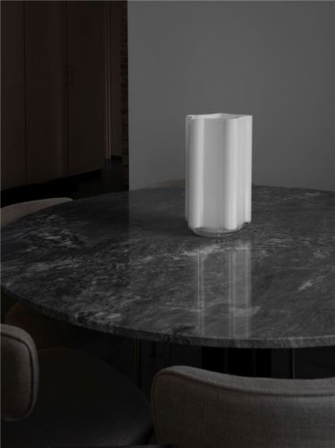 Louise Roe Funki Vase Asymmetrisch H: 34 cm - Opalweiß