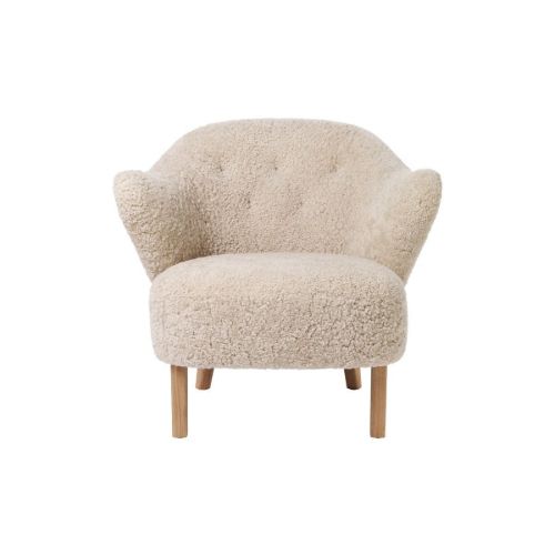 Audo Copenhagen Ingeborg Loungesessel mit Fußhocker SH: 40 cm – Schaffell Moonlight/Eiche