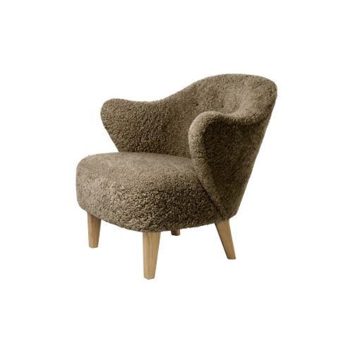 Audo Copenhagen Ingeborg Loungesessel mit Fußhocker SH: 40 cm – Schaffell Sahara/Eiche