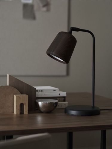 New Works Material Tischlampe H: 45 cm – Schwarzer Marmor/Schwarzer Sockel