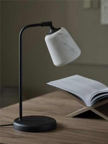 New Works Material Tischlampe H: 45 cm – Weißer Marmor/Schwarzer Sockel