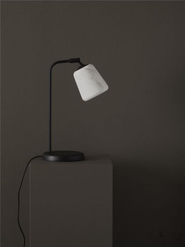 New Works Material Tischlampe H: 45 cm – Weißer Marmor/Schwarzer Sockel