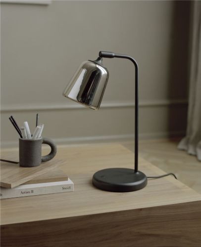 New Works Material Tischlampe H: 45 cm – Geräucherte Eiche/Schwarzer Sockel